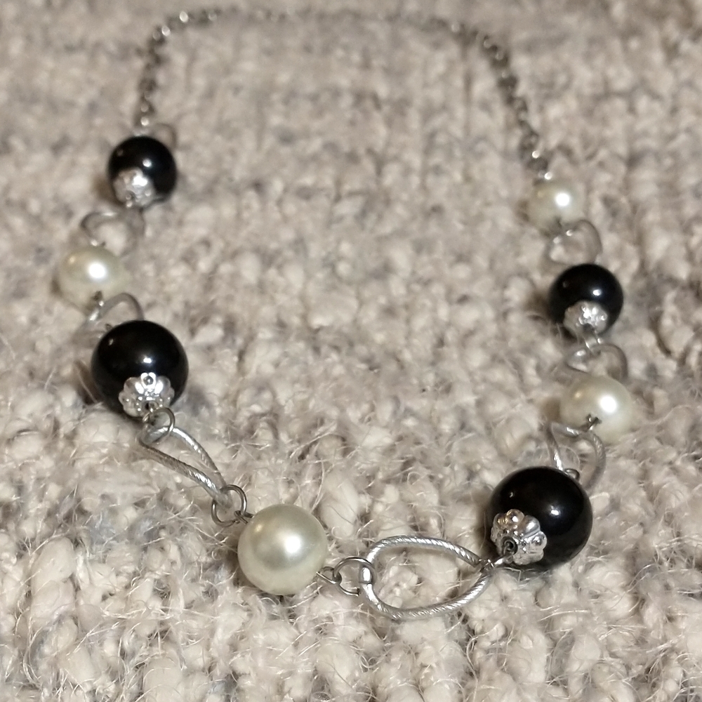 NWOT Black and white Pearl necklace
